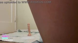 Amatør latina camgirl stopper plug og dildo i rosa fitte som kåt slu
