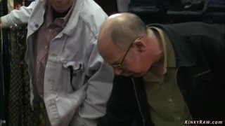 Kink děvka dostane zavázanýma očima anální tloukání na veřejnosti