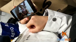 Смелая сучка сверкает жопой и сиськами по улицам и площадям города