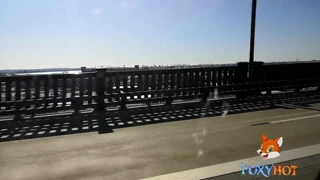 Смелая сучка сверкает жопой и сиськами по улицам и площадям города