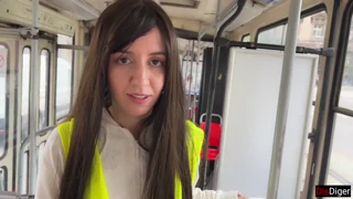 PUTAIN contrôleur de bus baise brune mince chaude inconnue en extérieur éjac faciale