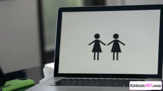 Malá brunetka šéfka naznačuje lesbické olizování kundičky a masturbaci