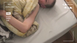 يا هلا، فتاة نحيفة ساخنة تتلذذ وحدها في السرير! 😍