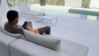 רוצים לראות בלונדינית תחת ענק נדפקת על ידי BBC בבית תוכן?