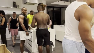 Angalia blonde paja kubwa akipigwa na uume mkubwa mweusi nyumbani