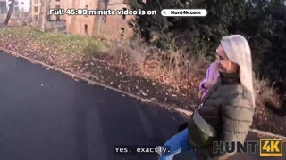 Лесбийска двойка е хваната от новия си хазяин и свършва с хардкор секс, докато той гледа