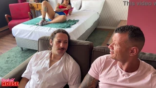 このスラッティーな妻はカックホールド夫のサポートでグループセックスが好き？