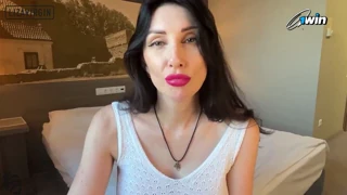امرأة ناضجة ساخنة تحصل على قذف وجهي!