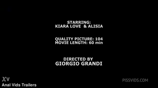 Video di Kaira Love e Alisia che pisciano tra ragazze in orgia 2su2 con fisting anale, DAP, sfondamenti, rose anale, bevono piscio, squirting, creampie e ingoiano