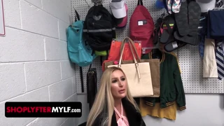 MILF بلوند سینه‌بزرگ دزدی می‌کند و جستجوی حفره فوری و یورش دگی‌استایل دریافت می‌کند - شاپ‌لیفتر MILF
