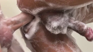Ploy la transexual asiática se ducha mientras se mete dedos en culo dilatado