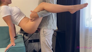 Sąsiad wali w moją ciasną cipkę na pieska i wypełnia creampie głęboko!