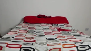 Tipul se branlează uitându-se cum e futută în baie apoi ea îi pișă în gură și o înghite!