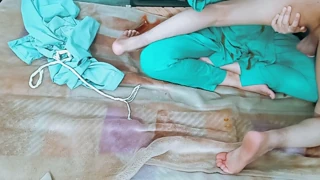 בובה עם תחת ענק ומותניים צרות מקבלת אנאלי קשה וחדירה עמוקה בדלת אחורית!