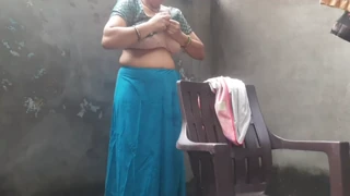 人妻户外院子洗澡