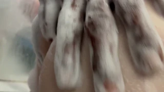 Niegrzeczna mała z wielką dupą 18+ wślizguje się pod prysznic na grubego kutasa i głębokiego creampie