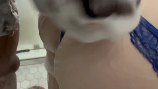 Zlobivá drobná 18+ s velkou prdelí v sprše na tvrdé šukání a creampie