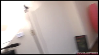 Želiš videti hitro spalniško igro z namočeno punco?