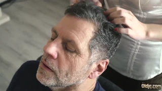 Dědeček se sejde s malou blondýnkou z Tindra