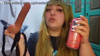 pov: tvá přítelkyně ti nasadí růžový strapon na feminizaci a šukání zadku?