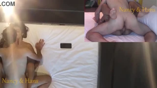 Nancy e Hans si scatenano con specchio sopra il letto