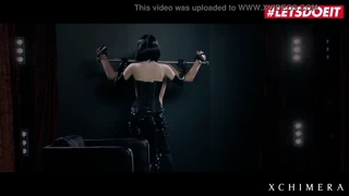 Anie Darling domina fizičnega ljubimca v Femdom BDSM eroti