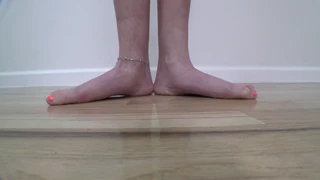 Petite bionda sfacciata deepthroat lecca palle e ingoia ogni goccia