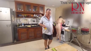 Kekacauan Pagi Dapur dengan Gadis Submisif Beruniform