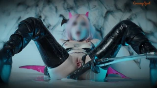 Sukkubka snáší neustálé creampie od sex stroje na Halloween
