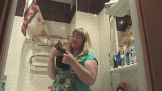 Dickes MILF schnüffelt fremde Slips und fingert tiefe behaarte Fotze beim Solo