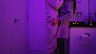 Na zabavi se vitka mlada 18+ prikrade v klubsko stranišče za trdo jebo