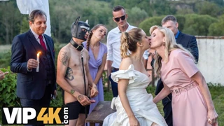 Novia sexy con tetas naturales follada al aire libre por novio disfraz de sabueso