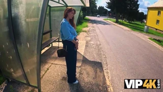 VIP4K Tetovirana vrućica pokazuje probuštene prirodne sise stranac je jebe