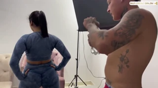 Latina Emilyfox cu fund uriaș sare pe pula în POV bătaie