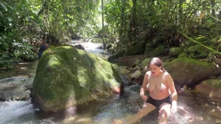Dwarf nakakita sa babae maliligo sa ilog at isinuksok ang malaking titi sa loob