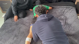 ρουφάω σφιχτό κώλο φίλου ποδοσφαιριστή twink straight σπιτικό στυλ