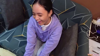 Štíhlá bledá pinay teenka cucá velký čurák pak ho tvrdě jezdí na facial