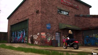 Motoristka MILF dostavi paket in dobi ogromen kurac creampie v luštni 3D hentai obleki, velike joške polne sperme