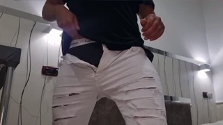 Amateur cumshot scene shows an italian handjob on a huge cock!
