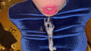 Intens ansiktsfucking ender med dyp munnkremfylling