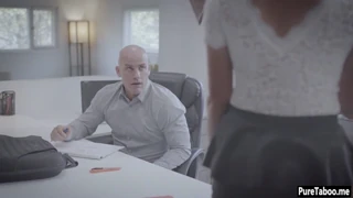Šef preuzima kontrolu i jebe građevinsku MILF sekretaricu na stolu