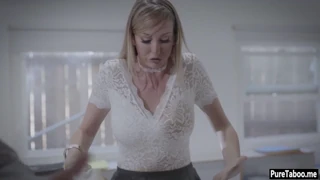 Boss kinuha ang malaking suso ng sekretarya MILF sa desk ng opisina