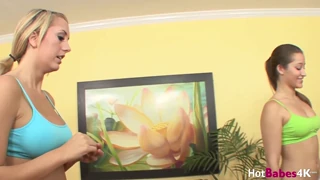 یوگا بلانڈ بریٹ روسی ڈینی ڈینیلز کی چوت پر بیٹھتی