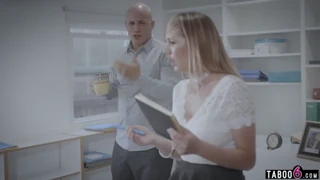 Thư ký milf tóc vàng Brett Rossi liếm lồn văn phòng tự do vú bự