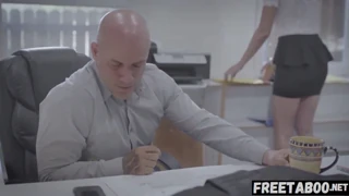 Chef hämmert blonde Sekretärin in hardcore Büro-Rollenspiel