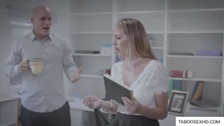 Blondeng milf boss nagbuka ng hita para sa kantot sa opisina pagkatapos ng tukso