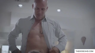 Plavolaska milf šefica razkrije pičko za pisarniški jeb po zapeljevanju