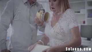 Chef bestraft Blondsekretärin Brett Rossi mit Klaps und Titten