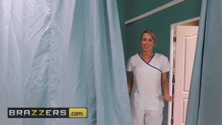 Brett Rossi suger Johnny Sins kuk som sexig sjuksköterska i POV