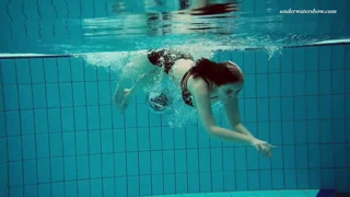ثديي داشكا الضخمتين يرتدان أثناء سباحتها تحت الماء في الحوض 🏊‍♀️💦